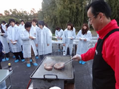 「常陸牛」の試食に受講生たちは大興奮