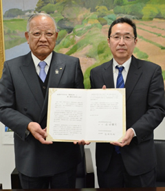 共同声明を発表するJA埼玉県中央会若林会長(左)と埼玉県生協連岩岡会長